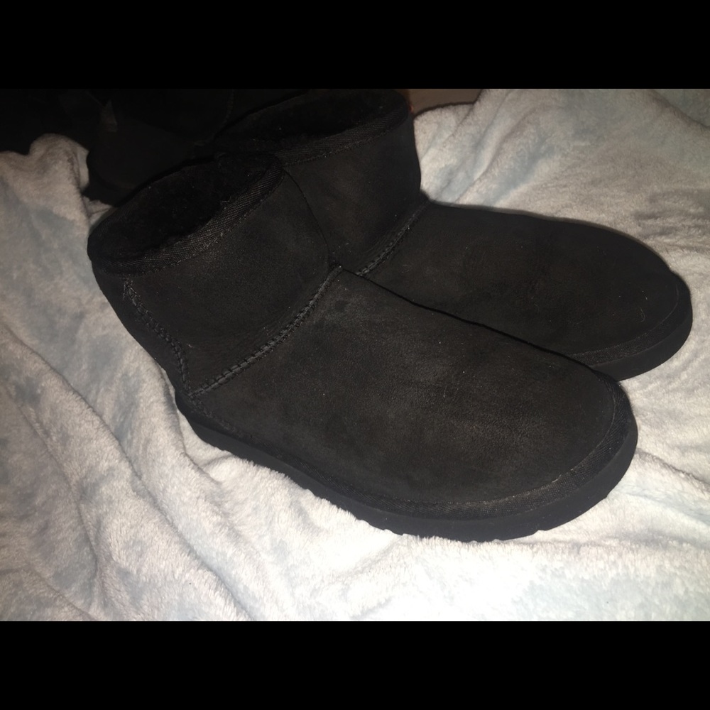 Black short Uggs 🖤